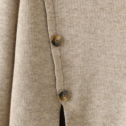 Beiger Strickcardigan mit Knöpfen, Damenmode, Herbstbekleidung, weiches Material.