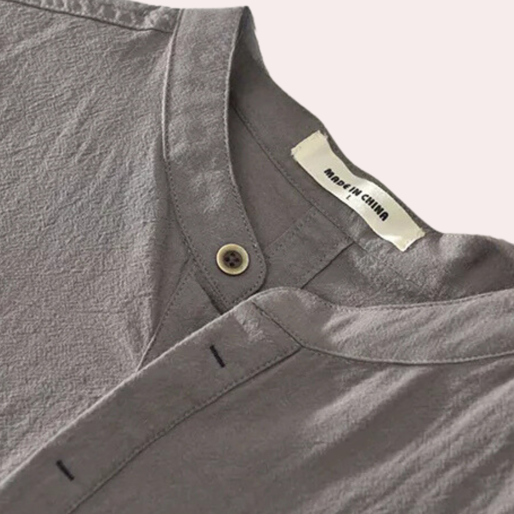 Graues Leinenhemd mit Stehkragen, Knopfleiste, Etikett "Made in China"