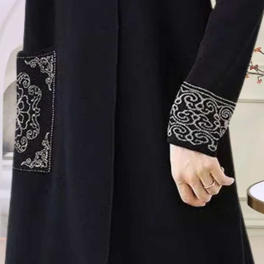 Schwarzer Mantel mit Stickerei, Damenmode, elegantes Design, Herbst-Winter-Kollektion.