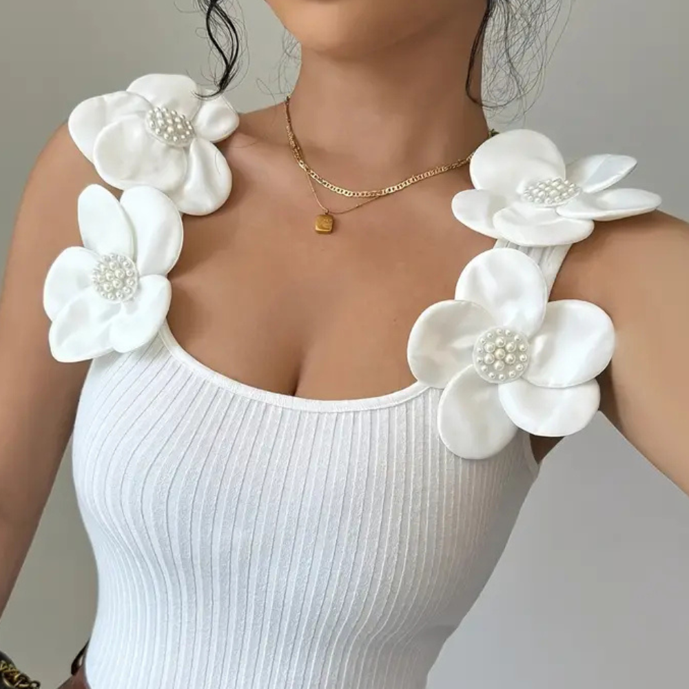 Damen-Top weiß, gerippt, mit großen Blumenapplikationen, elegantes Design, Sommermode.