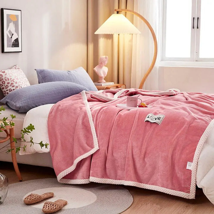 Rosa Kuscheldecke auf Bett, Schlafzimmer, gemütlich, weiche Textur, Dekoration, modernes Design.