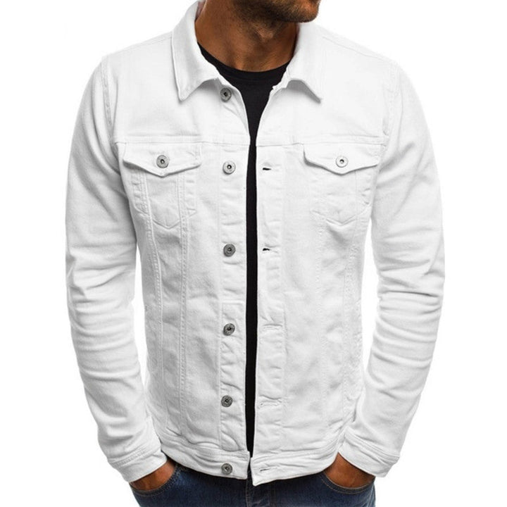 Weiße Jeansjacke Herren, Knopfleiste, Brusttaschen, modisch, lässig, Denim-Look.
