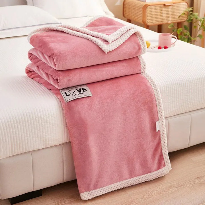 Rosa Kuscheldecke aus Fleece auf Bett, weiche Textur, dekorativ, gemütlich, Schlafzimmer.