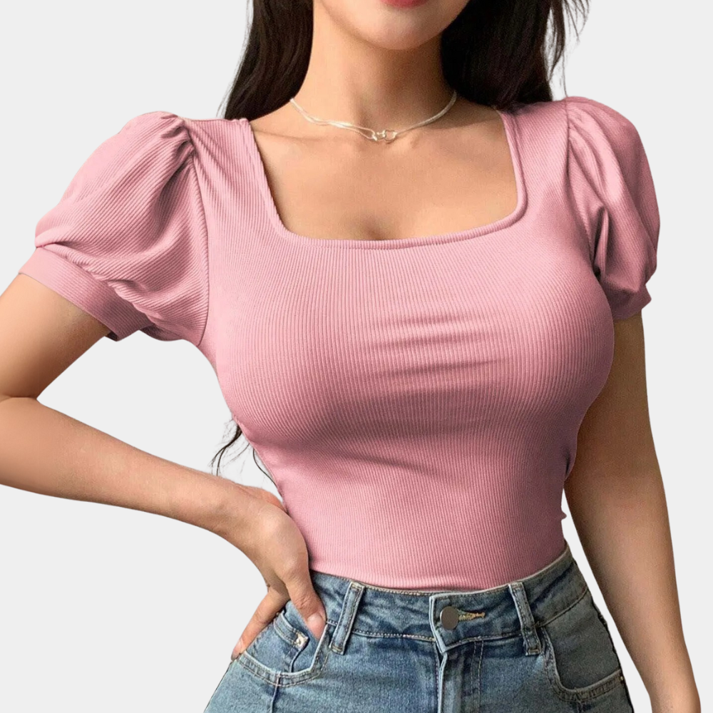 Frau in rosa, geripptem Kurzarm-Top mit quadratischem Ausschnitt und blauer Jeans.