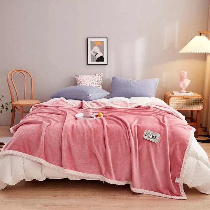 Rosa Kuscheldecke auf Bett, Schlafzimmer, gemütlich, weiche Textur, Dekoration, modernes Design.