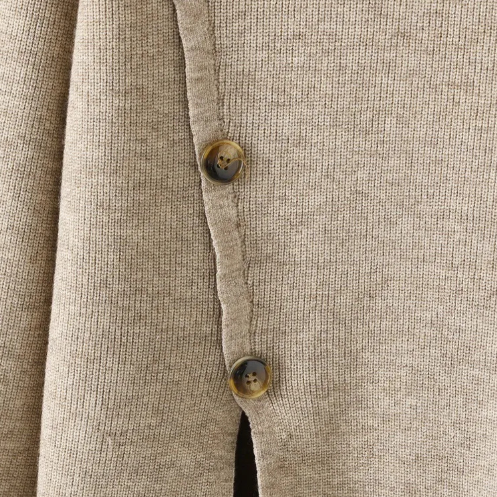 Beiger Strickcardigan mit Knöpfen, Damenmode, Herbstbekleidung, weiches Material.