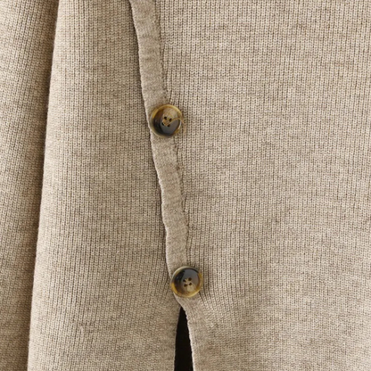 Beiger Strickcardigan mit Knöpfen, Damenmode, Herbstbekleidung, weiches Material.