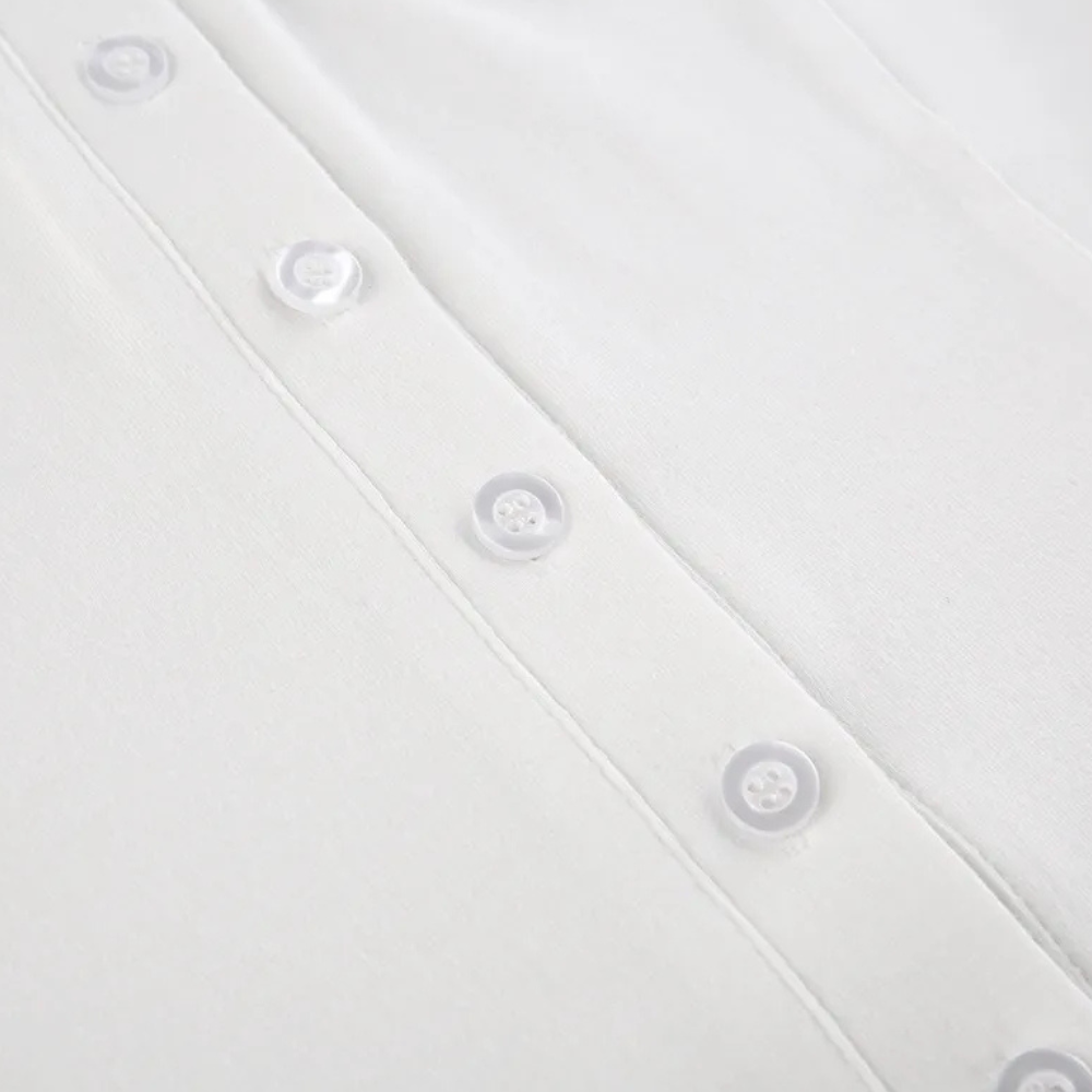 Weiße Baumwollbluse mit Knopfleiste, elegante Damenmode, klassisches Design, Nahaufnahme.