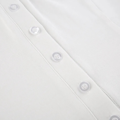 Weiße Baumwollbluse mit Knopfleiste, elegante Damenmode, klassisches Design, Nahaufnahme.