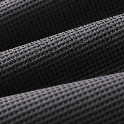 Schwarzer, texturierter Stoff mit Waffelmuster, Nahaufnahme, hochwertige Materialstruktur.