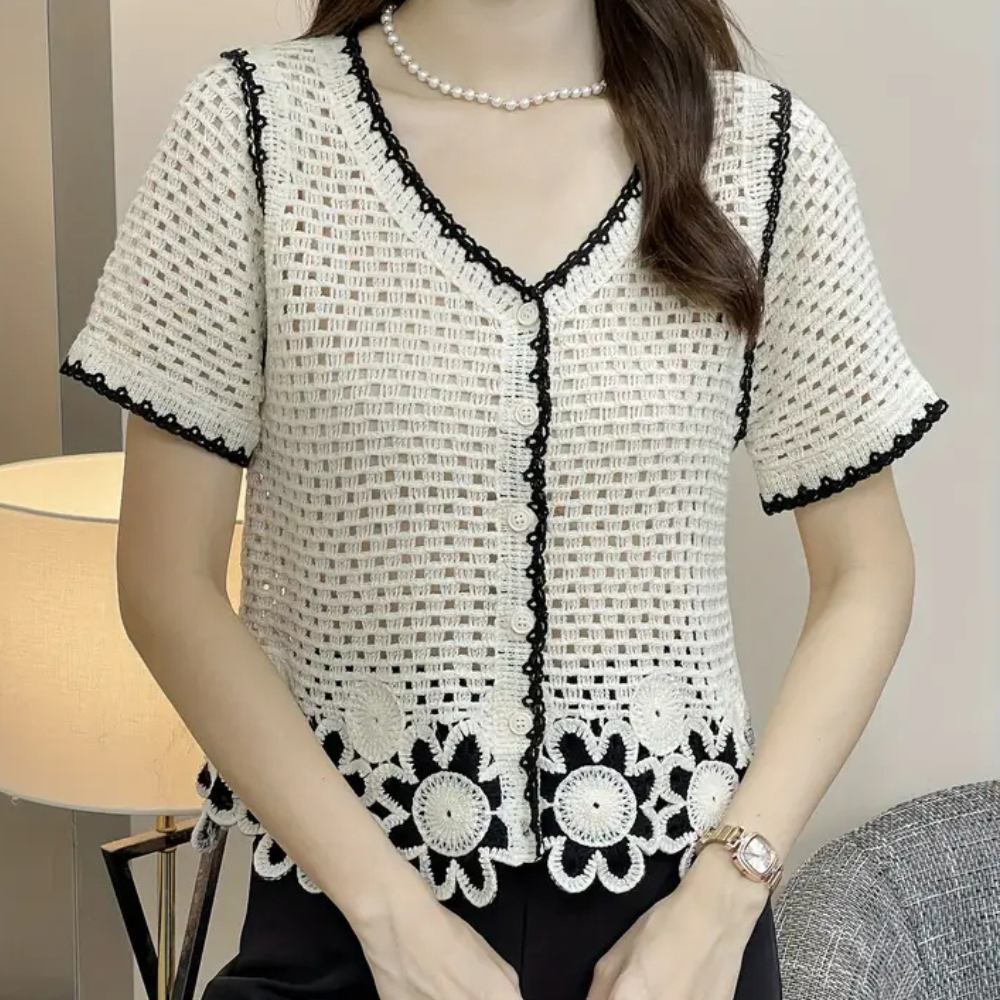 Damen Häkelbluse, weiß, V-Ausschnitt, Blumenmuster, kurze Ärmel, eleganter Sommerstil.