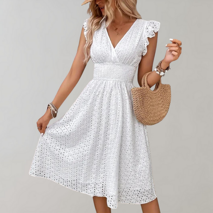 Frau in weißem Spitzenkleid mit Strohtasche, Sommermode, ärmellos, elegant, Freizeitkleidung.