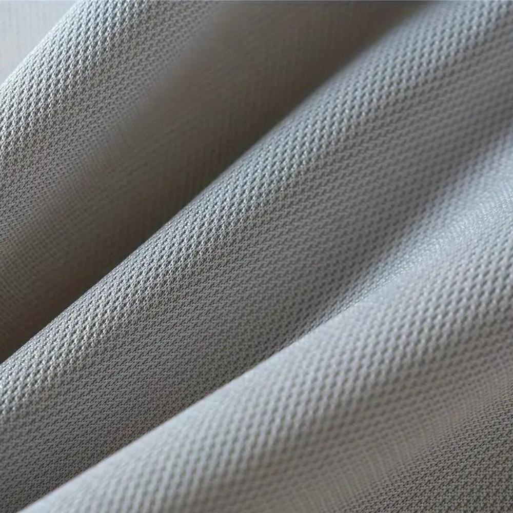 Silbergrauer Stoff, Textilstruktur, Nahaufnahme, gewebtes Material, hochwertiges Design.