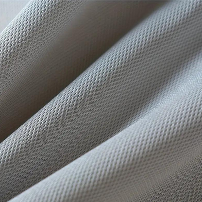 Silbergrauer Stoff, Textilstruktur, Nahaufnahme, gewebtes Material, hochwertiges Design.