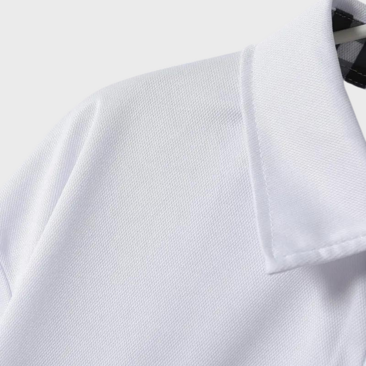 Weißes Polohemd aus Baumwolle, Nahaufnahme Kragen, klassische Herrenmode, elegantes Design.