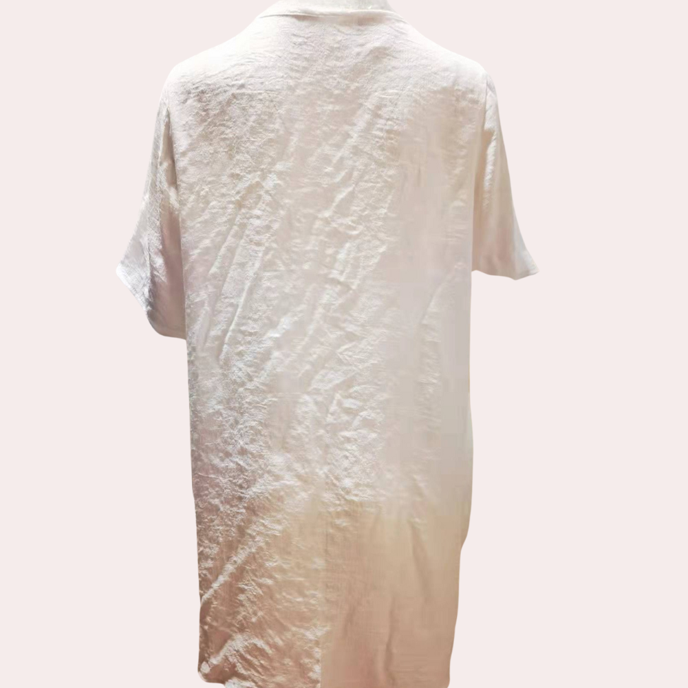 Weißes Leinenhemd, kurzärmelig, Rückansicht, knitterfrei, Sommermode, Damenbekleidung.