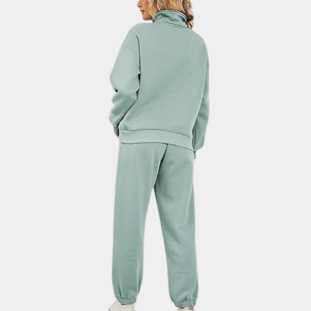 Frau in grünem Jogginganzug, Freizeitmode, bequeme Kleidung, Sportbekleidung, Damenmode.