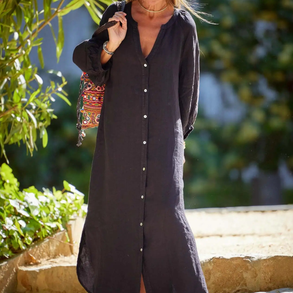 Frau in schwarzem Leinenkleid mit bunter Tasche, Sommermode, Freizeitkleidung, draußen.