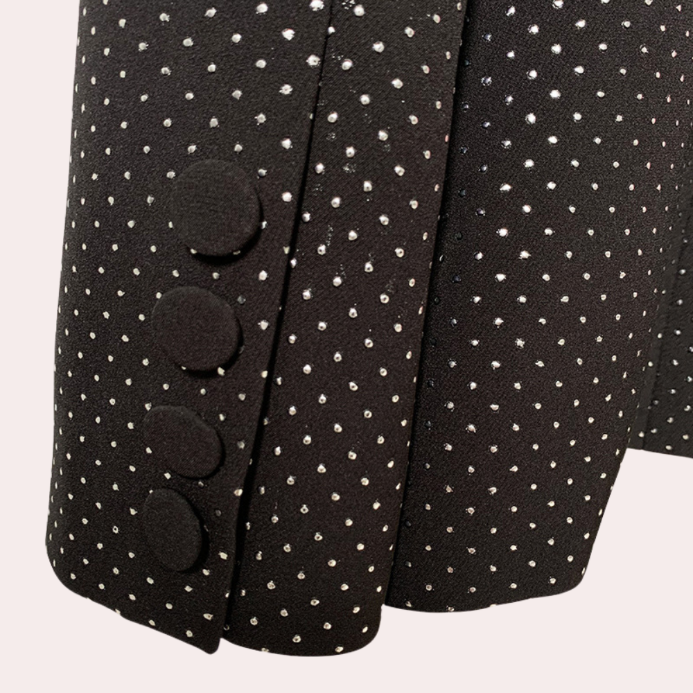 Schwarzer Blazer mit weißen Punkten, Knöpfen, elegantes Design, Damenmode, formelle Kleidung.