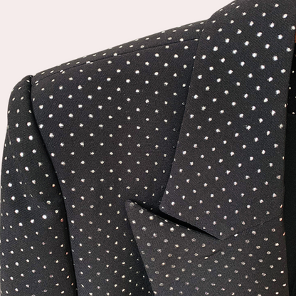 Schwarzer Blazer mit weißen Punkten, elegantes Design, Damenmode, formelle Kleidung.