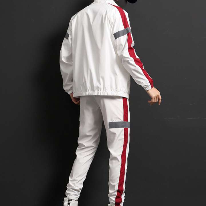 Weiße Trainingsanzug mit roten Streifen, Herrenmode, Sportbekleidung, Polyester, Rückansicht.