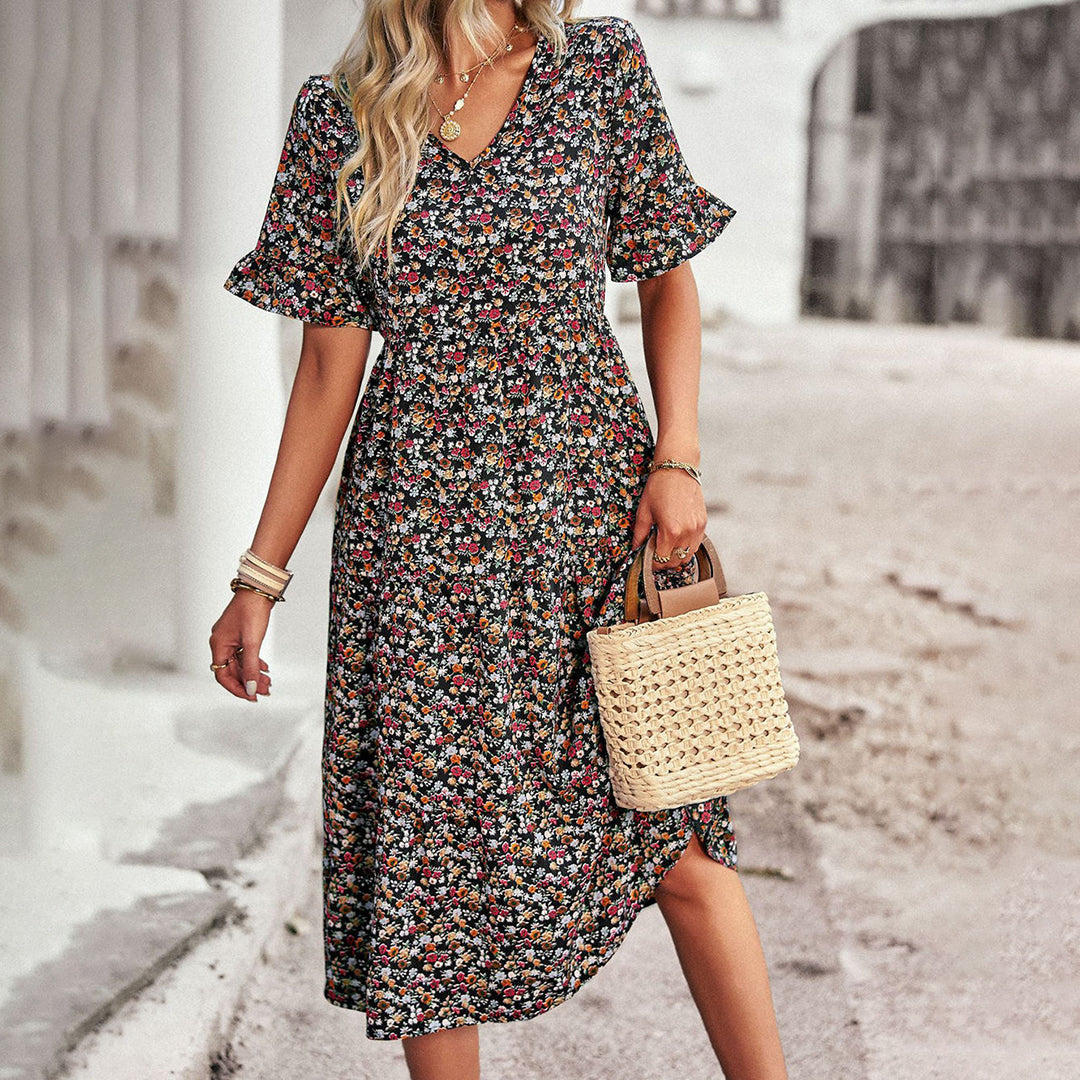 Frau in geblümtem Midikleid mit Korbtasche, Sommermode, Freizeitkleidung, Damenmode.
