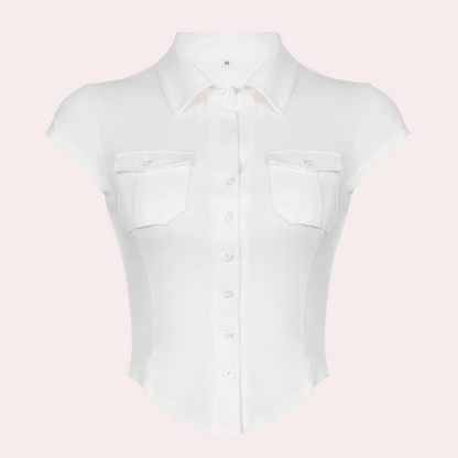 Weiße Damenbluse, kurzärmelig, tailliert, mit Knopfleiste und Brusttaschen, elegante Mode.