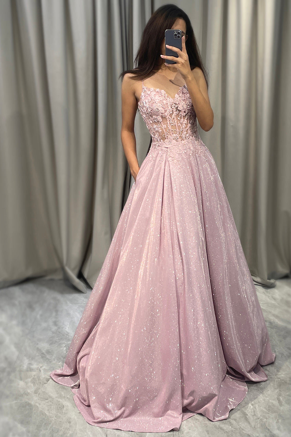 Vestido de baile em A com brilho e cor rubra - Clara