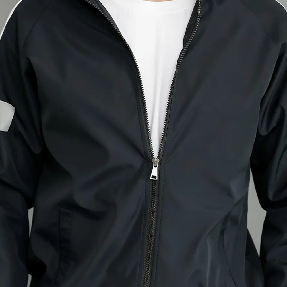 Schwarze Herrenjacke mit Reißverschluss, sportlich, wasserabweisend, ideal für Outdoor-Aktivitäten.