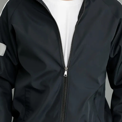 Schwarze Herrenjacke mit Reißverschluss, sportlich, wasserabweisend, ideal für Outdoor-Aktivitäten.