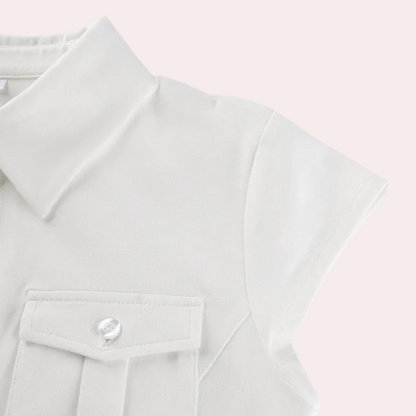 Weiße Damenbluse mit Kragen und Brusttasche, kurzärmelig, elegantes Design.