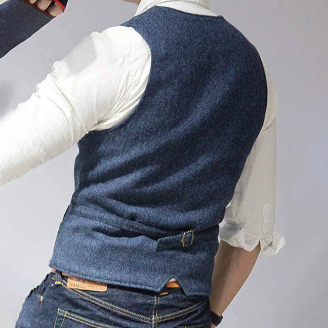 Blauer Herren-Wollgilet, ärmellos, über weißem Hemd, modisch, elegant, Freizeitkleidung.