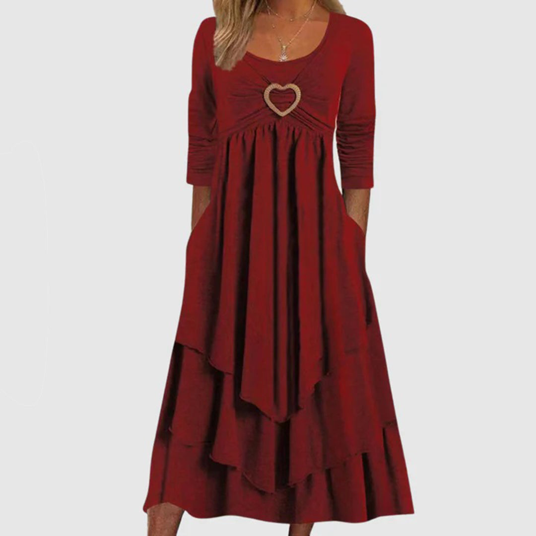 Rotes Damenkleid mit Herzanhänger, dreiviertel Ärmel, elegantes Design, Abendmode.
