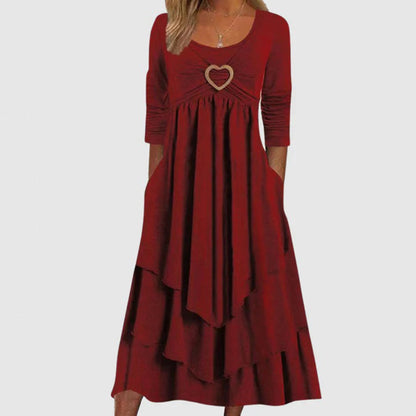 Rotes Damenkleid mit Herzanhänger, dreiviertel Ärmel, elegantes Design, Abendmode.