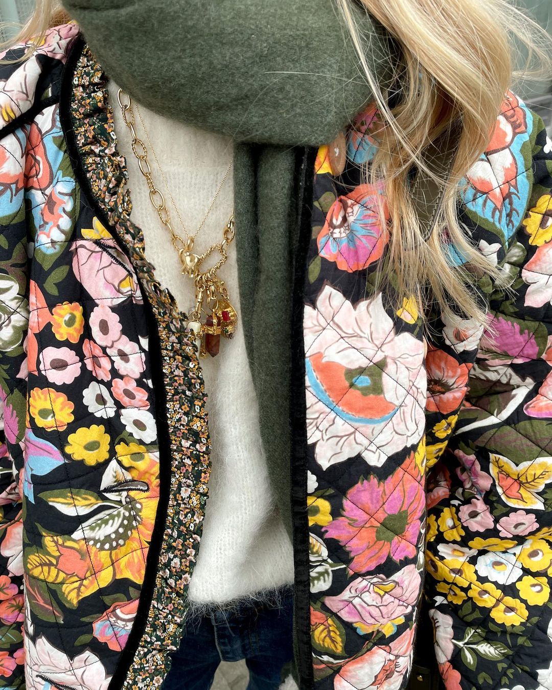 Casaco feminino acolchoado com estampa de flores – Aurora