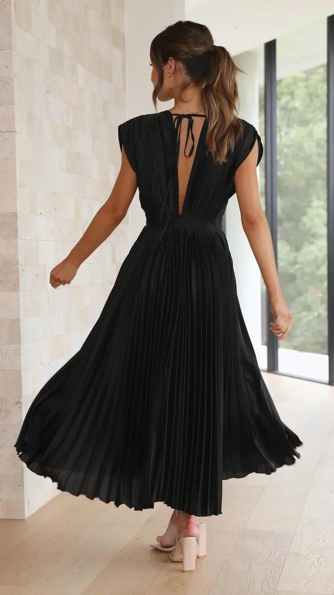 Vestido moderno com decote em V e fechamento de laço - Isabella