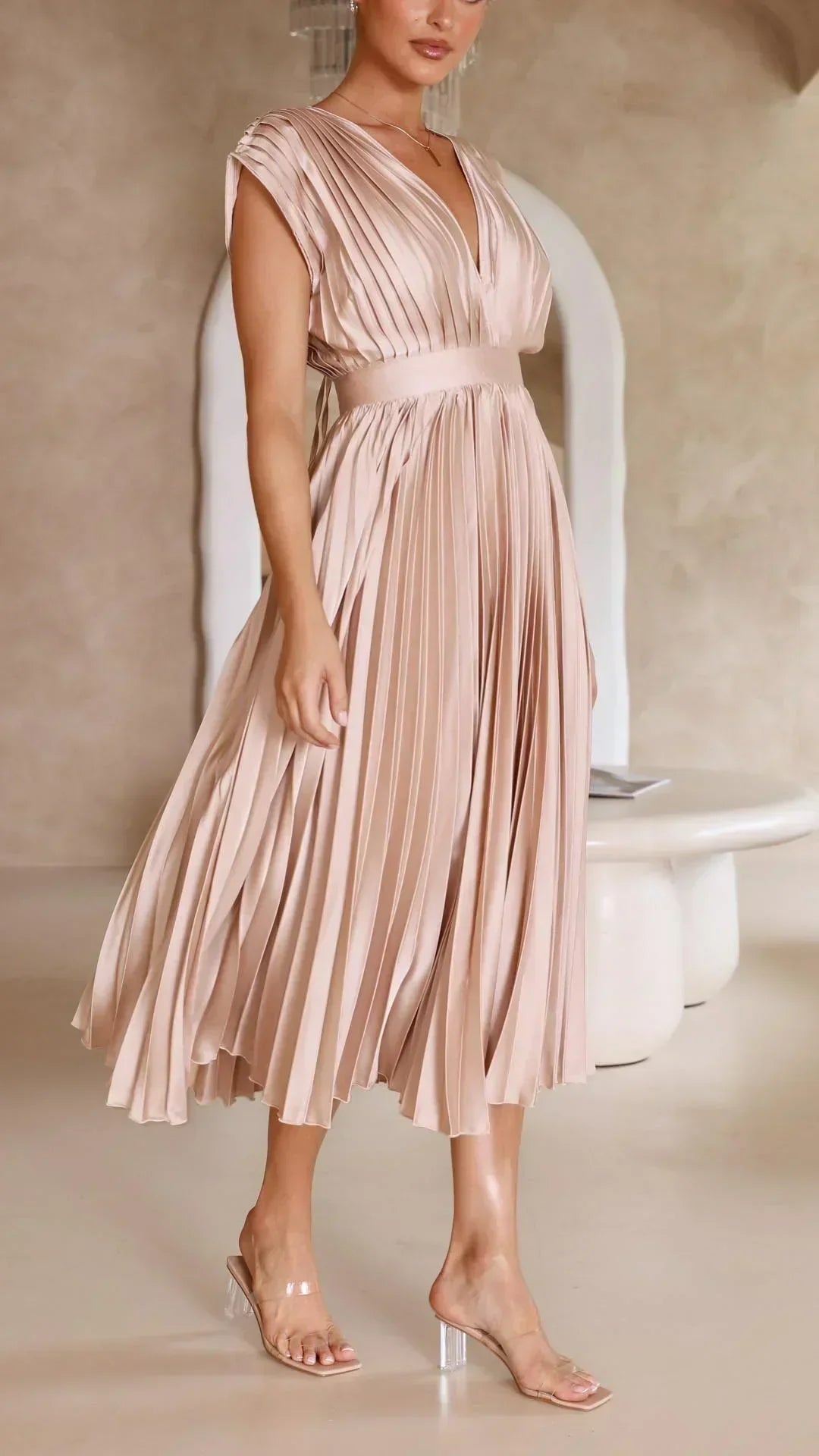 Vestido moderno com decote em V e fechamento de laço - Isabella