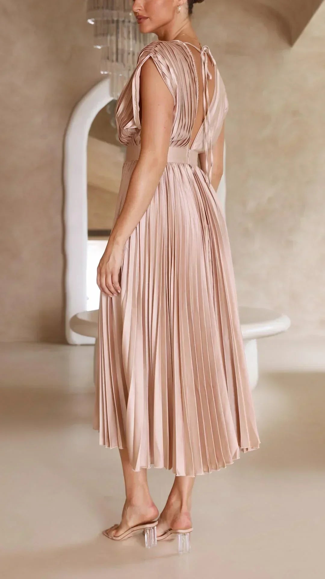 Vestido moderno com decote em V e fechamento de laço - Isabella