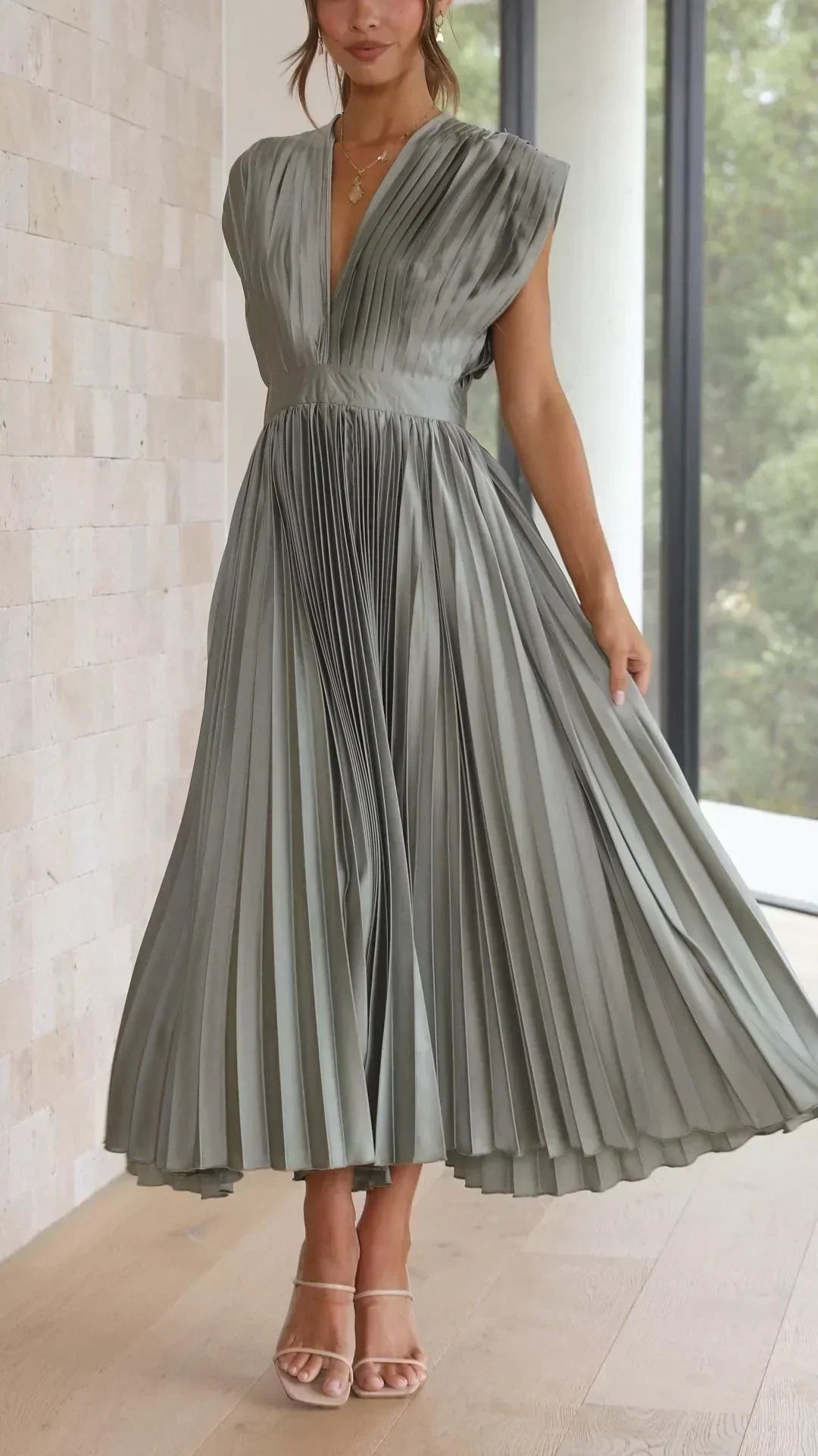 Vestido moderno com decote em V e fechamento de laço - Isabella