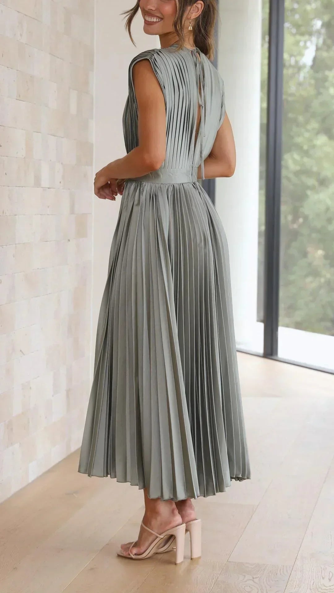 Vestido moderno com decote em V e fechamento de laço - Isabella