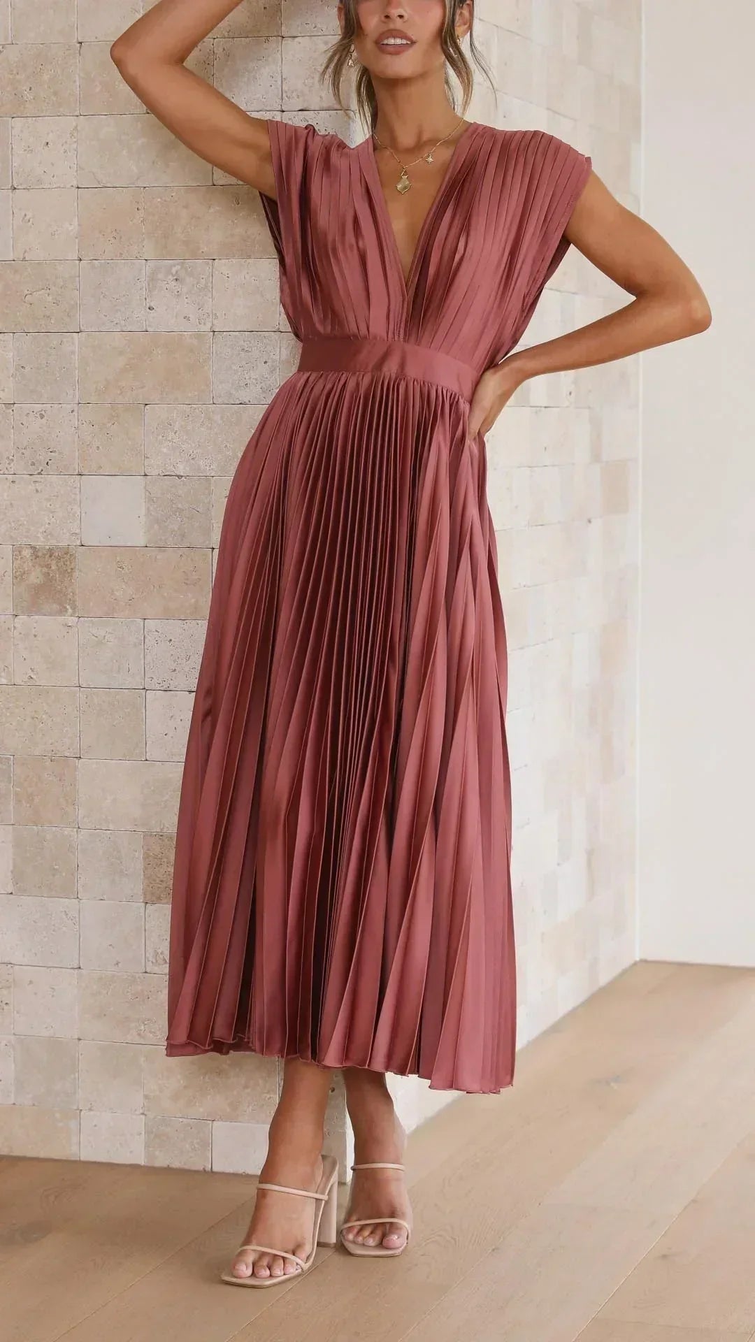 Vestido moderno com decote em V e fechamento de laço - Isabella