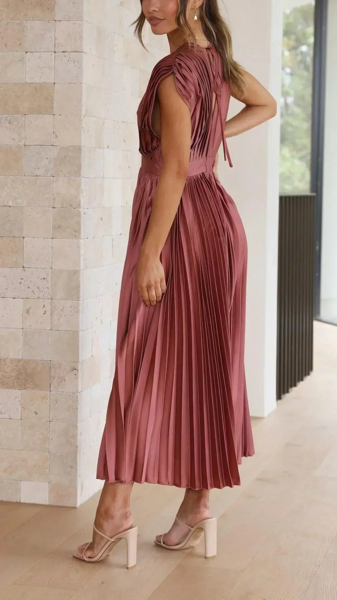 Vestido moderno com decote em V e fechamento de laço - Isabella