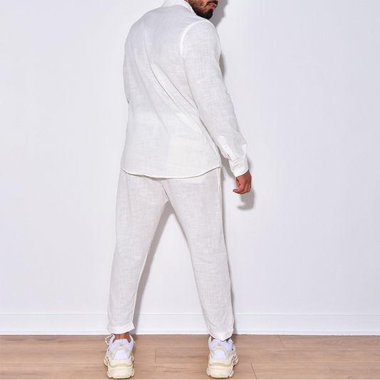 Mann in weißem Leinenanzug, Rückansicht, lässiger Stil, moderne Herrenmode.