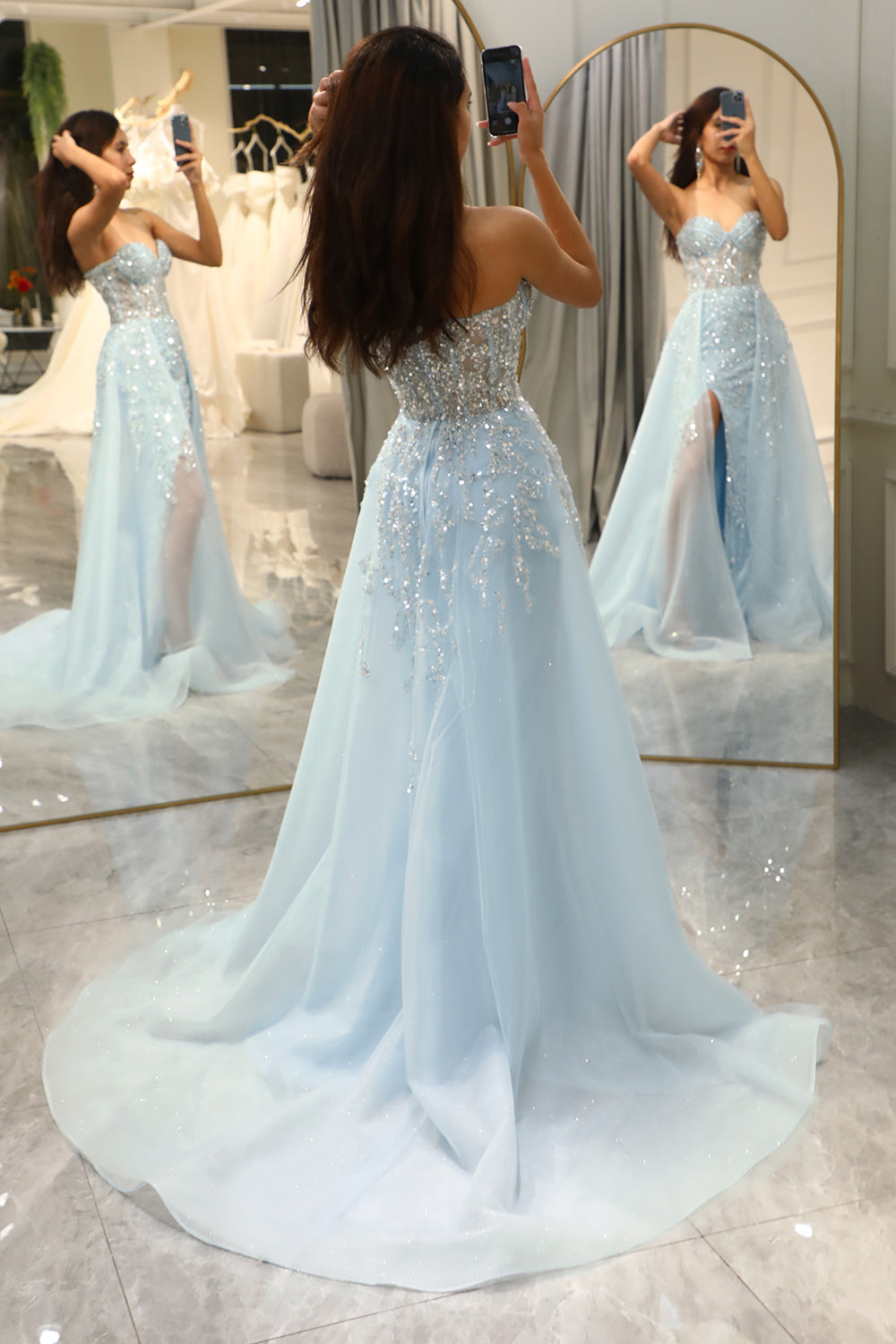 Vestido de baile em A com corpete azul claro cintilante e fenda - Sophia