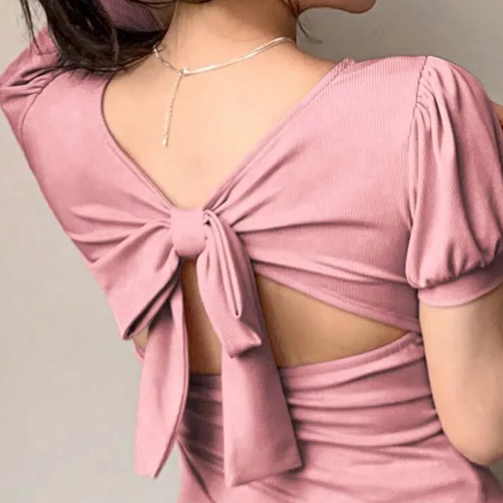 Rosa Damenkleid mit Rückenausschnitt und Schleife, elegantes Design, Sommermode, Baumwolle.