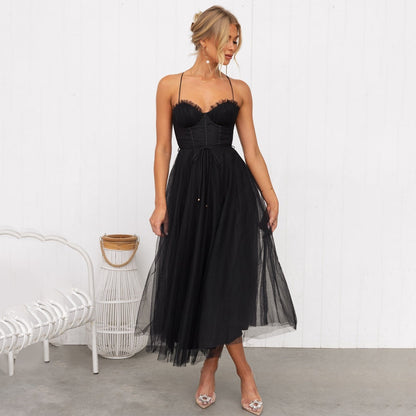 Schwarzes festliches Damen-Midikleid, trägerlos, Tüll, elegant, Abendmode.