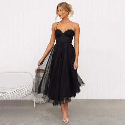 Damen schwarze Midi-Festkleid, trägerlos, Tüllrock, elegant, Abendmode, Party-Outfit.