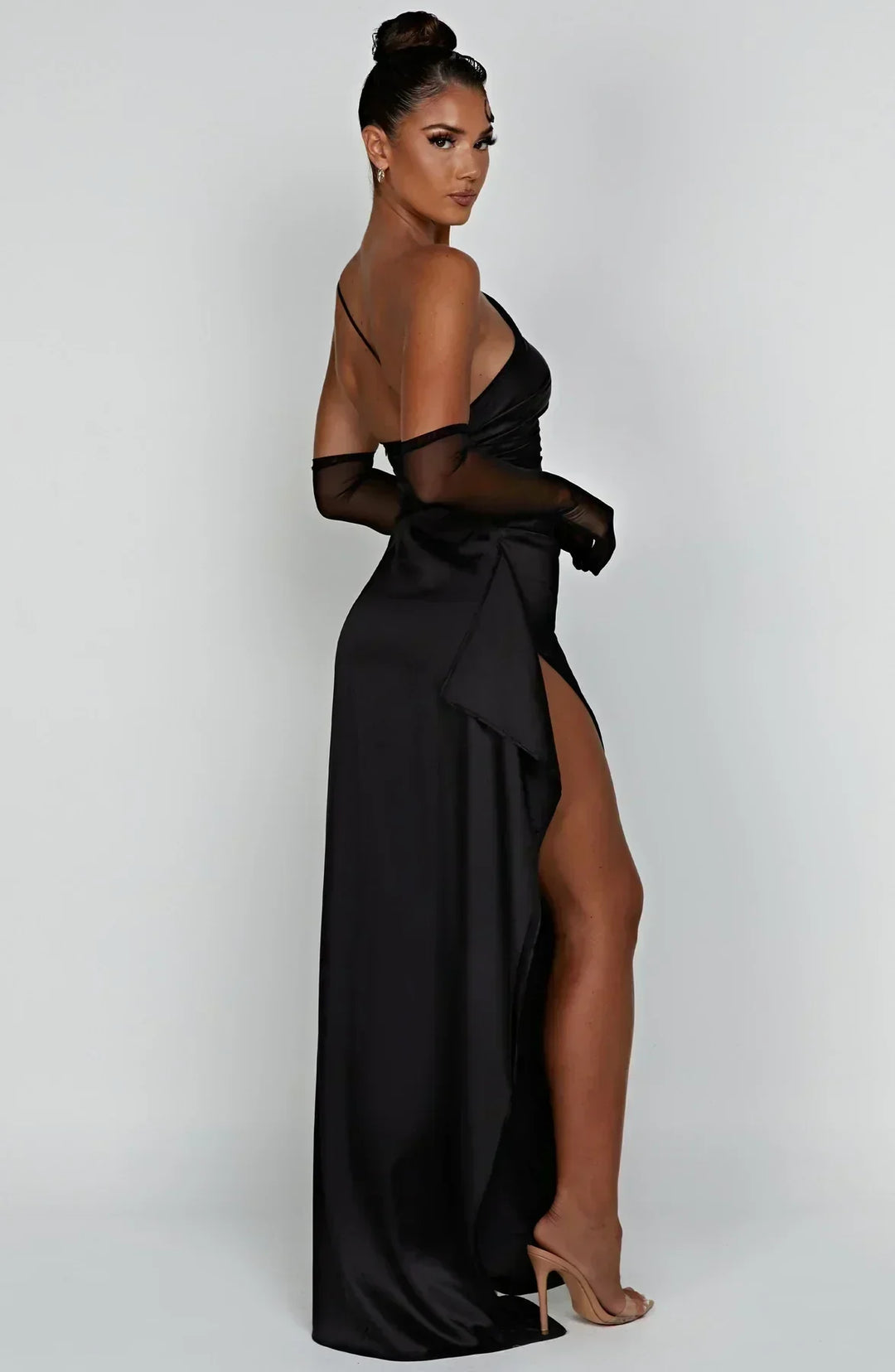 Vestido de cetim elegante com pregas e detalhe nos ombros - Selene