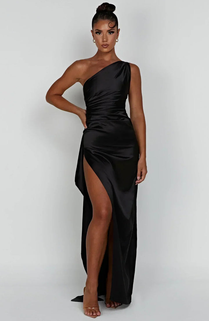 Vestido de cetim elegante com pregas e detalhe nos ombros - Selene