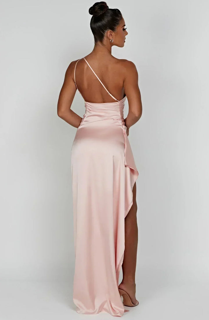 Vestido de cetim elegante com pregas e detalhe nos ombros - Selene